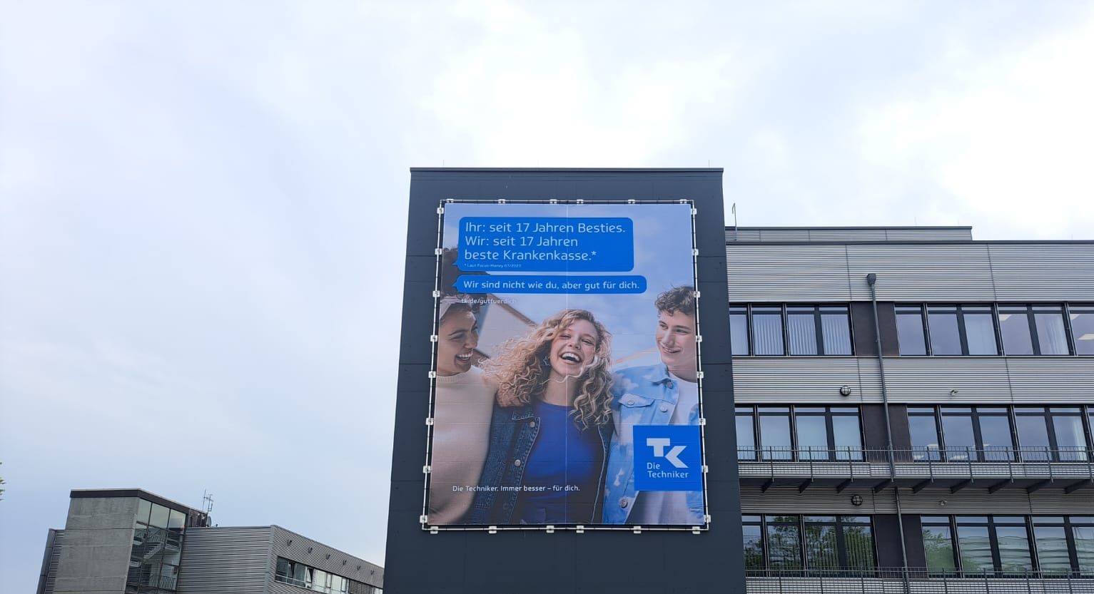 Outdoor Werbeplakat für Kunden Techniker Krankenkasse an Hauswand