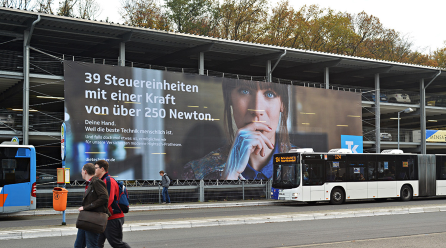 Outdoor Werbeplakat für Kunden Techniker Krankenkasse an Parkhaus