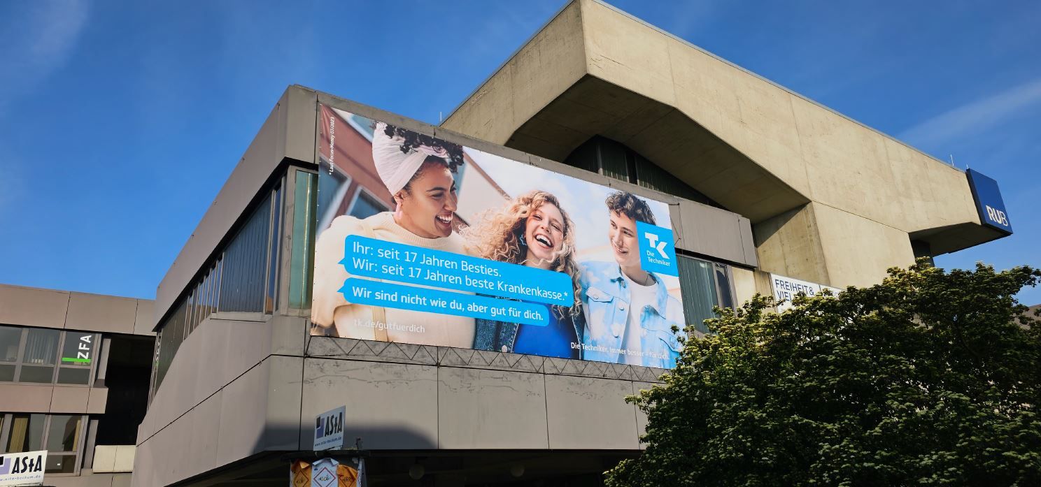 Outdoor Werbeplakat für Kunden Techniker Krankenkasse an Hauswand